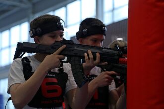 Два игрока LASERWAR в красной команде готовятся к бою.